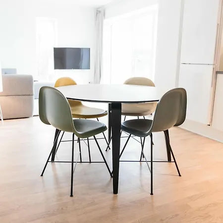 Spacious 1-bed W. Private Terrace Lejlighed *